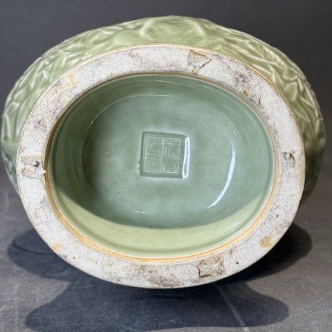 古玩陶瓷民國青釉浮雕鳳穿花雙耳瓶真品鑒賞圖