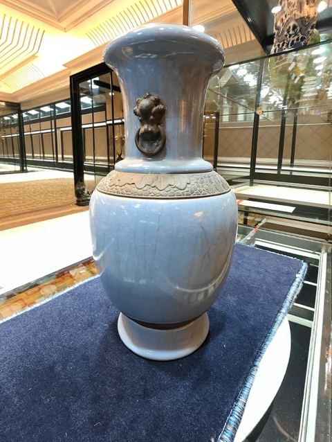 古玩陶瓷哥釉地鐵銹釉雙鋪首環耳洗口瓶真品鑒賞圖