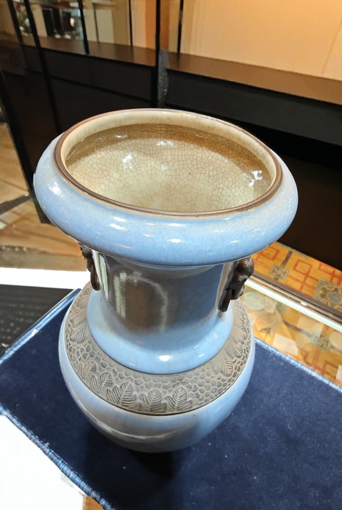 古玩陶瓷哥釉地鐵銹釉雙鋪首環耳洗口瓶真品鑒賞圖