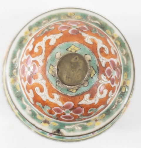 古玩陶瓷清中晚期粉彩七珍八寶蓋罐真品鑒賞圖