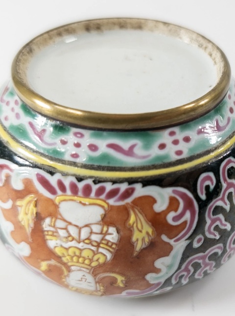 古玩陶瓷清中晚期粉彩七珍八寶蓋罐真品鑒賞圖