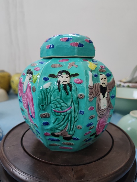 古玩陶瓷松石粉彩浮雕八仙人物蓋罐真品鑒賞圖