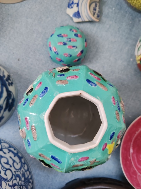 古玩陶瓷松石粉彩浮雕八仙人物蓋罐真品鑒賞圖