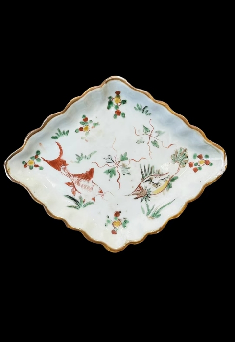 古玩陶瓷晚明五彩魚(yú)藻紋棱形碟真品鑒賞圖