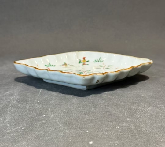 古玩陶瓷晚明五彩魚(yú)藻紋棱形碟真品鑒賞圖