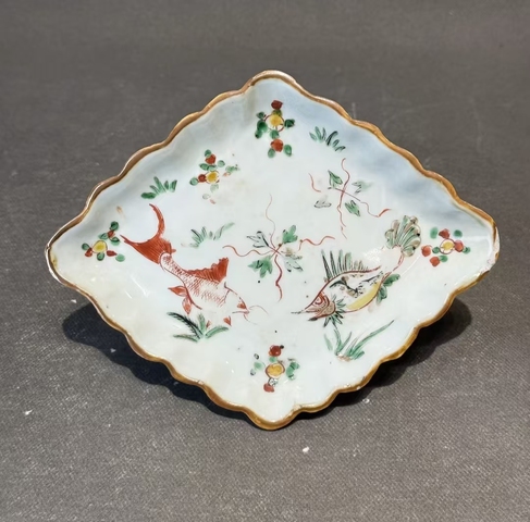 古玩陶瓷晚明五彩魚(yú)藻紋棱形碟真品鑒賞圖