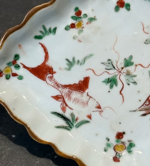 古玩陶瓷晚明五彩魚(yú)藻紋棱形碟真品鑒賞圖