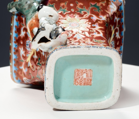 古玩陶瓷粉彩童子四方瓶真品鑒賞圖