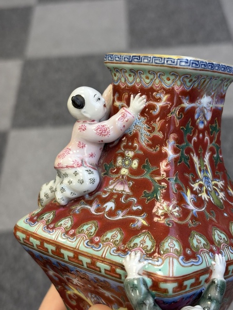 古玩陶瓷粉彩童子四方瓶真品鑒賞圖