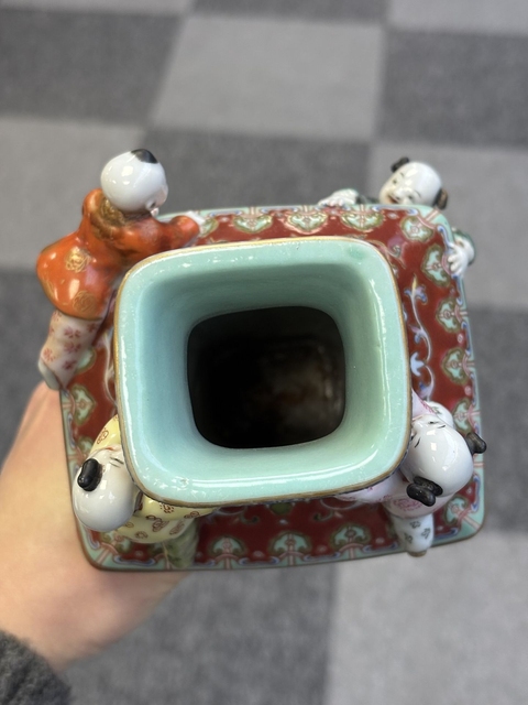 古玩陶瓷粉彩童子四方瓶真品鑒賞圖