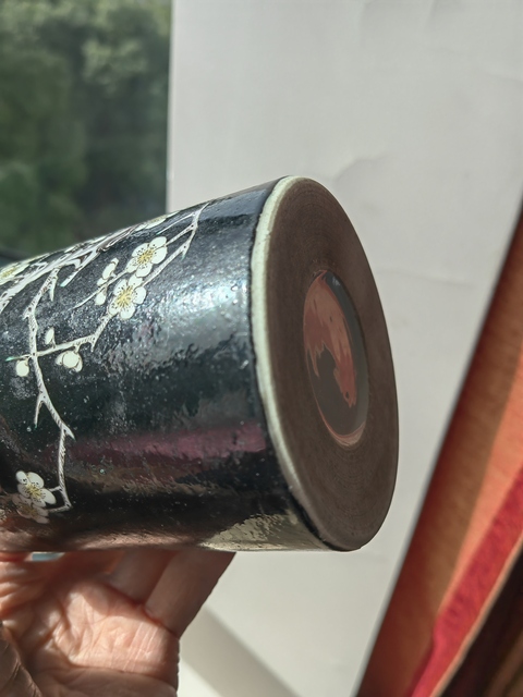 古玩陶瓷墨地素三彩梅花筆筒真品鑒賞圖