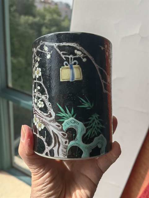 古玩陶瓷墨地素三彩梅花筆筒真品鑒賞圖