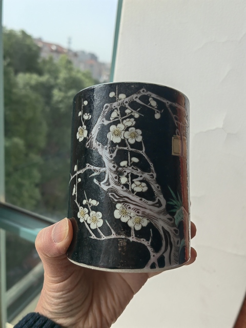 古玩陶瓷墨地素三彩梅花筆筒真品鑒賞圖