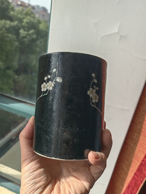 古玩陶瓷墨地素三彩梅花筆筒真品鑒賞圖