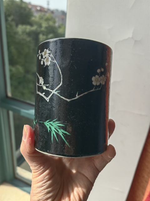 古玩陶瓷墨地素三彩梅花筆筒真品鑒賞圖