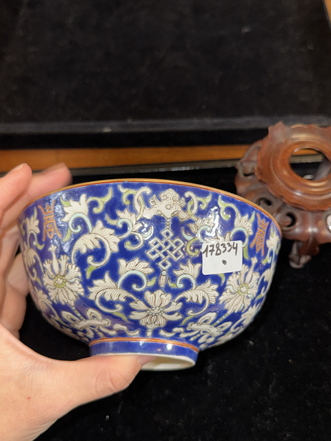 古玩陶瓷清嘉慶 藍(lán)地粉彩福壽連綿碗真品鑒賞圖