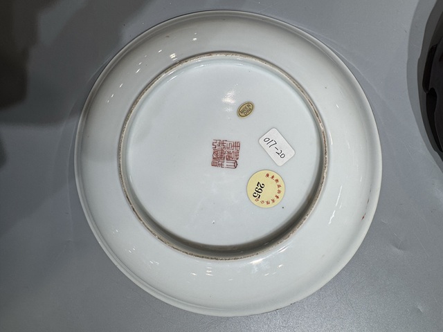 古玩陶瓷珊瑚紅釉描金花間壽字紋盤真品鑒賞圖