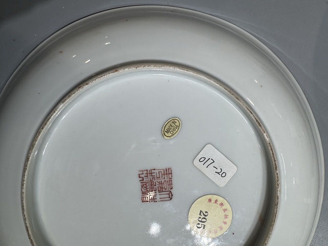 古玩陶瓷珊瑚紅釉描金花間壽字紋盤真品鑒賞圖