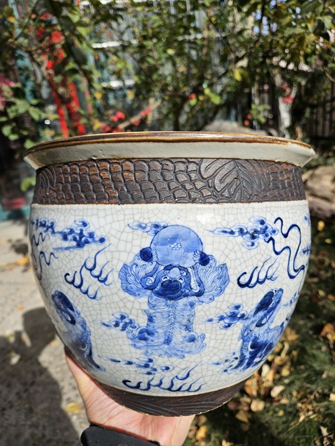 古玩陶瓷哥釉青花獅子銹球卷缸真品鑒賞圖