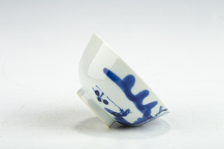 古玩陶瓷清晚·青花山水垂釣紋杯真品鑒賞圖