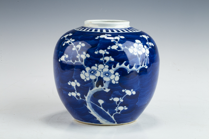 古玩陶瓷清晚·青花留白冰梅紋罐真品鑒賞圖