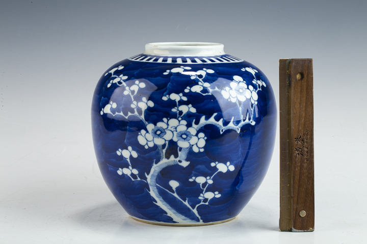 古玩陶瓷清晚·青花留白冰梅紋罐真品鑒賞圖