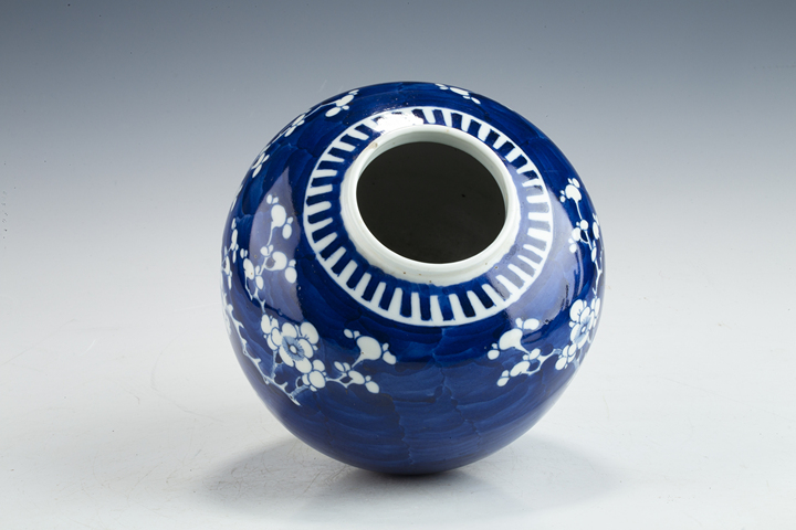 古玩陶瓷清晚·青花留白冰梅紋罐真品鑒賞圖