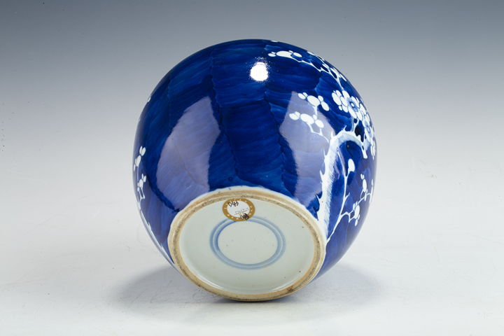 古玩陶瓷清晚·青花留白冰梅紋罐真品鑒賞圖