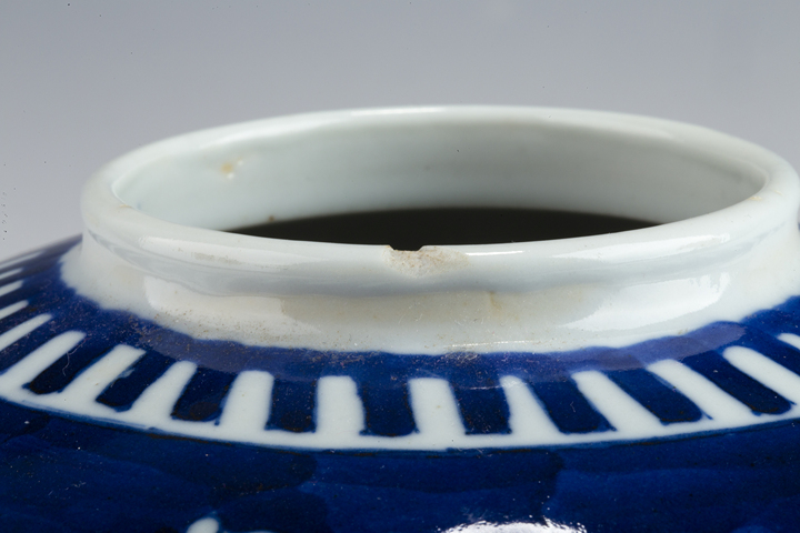 古玩陶瓷清晚·青花留白冰梅紋罐真品鑒賞圖