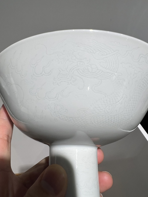 古玩陶瓷白釉暗刻高足碗真品鑒賞圖