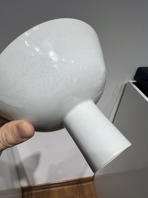 古玩陶瓷白釉暗刻高足碗真品鑒賞圖