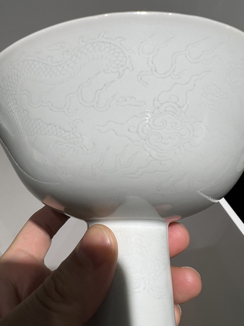 古玩陶瓷清乾隆 白釉暗刻龍紋高足碗真品鑒賞圖