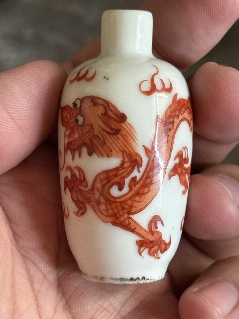 古玩陶瓷龍紋礬紅鼻煙壺真品鑒賞圖