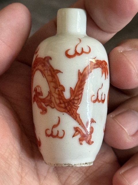 古玩陶瓷龍紋礬紅鼻煙壺真品鑒賞圖