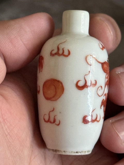 古玩陶瓷龍紋礬紅鼻煙壺真品鑒賞圖