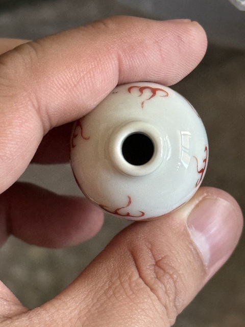 古玩陶瓷龍紋礬紅鼻煙壺真品鑒賞圖