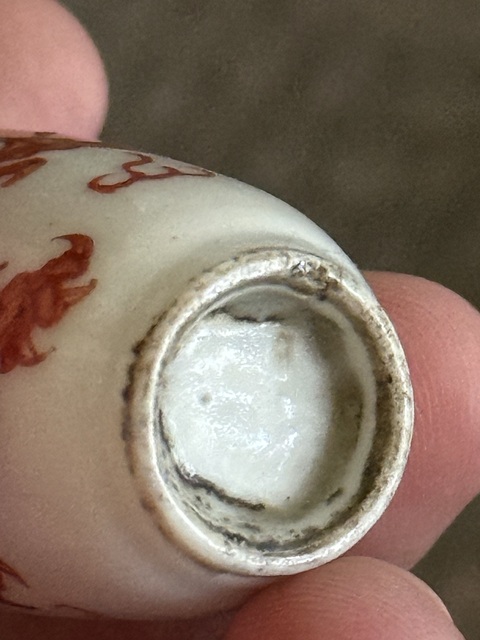 古玩陶瓷龍紋礬紅鼻煙壺真品鑒賞圖