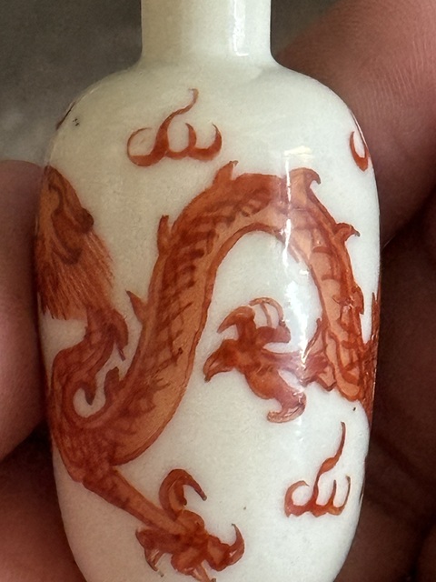古玩陶瓷龍紋礬紅鼻煙壺真品鑒賞圖
