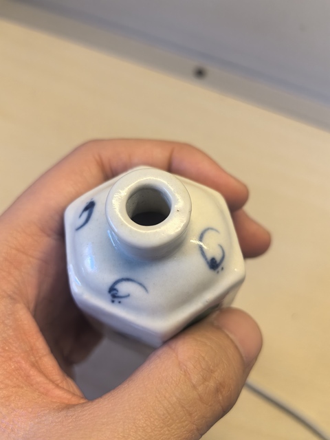 古玩陶瓷張果老韓湘子六方青花鼻煙壺真品鑒賞圖