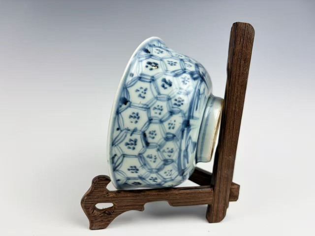 古玩陶瓷明中期·青花龜背錦紋碗真品鑒賞圖