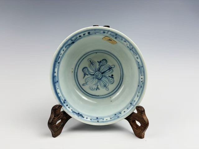 古玩陶瓷明中期·青花龜背錦紋碗真品鑒賞圖