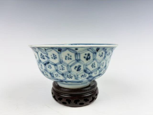 古玩陶瓷明中期·青花龜背錦紋碗真品鑒賞圖