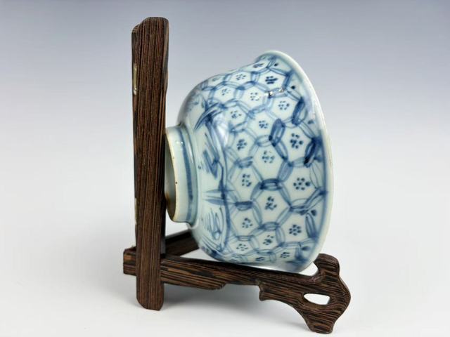 古玩陶瓷明中期·青花龜背錦紋碗真品鑒賞圖