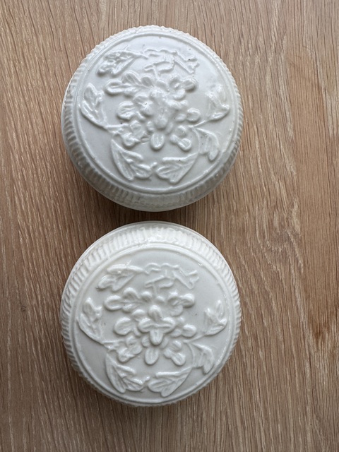 古玩陶瓷明代晚期德化窯白釉模印粉盒真品鑒賞圖