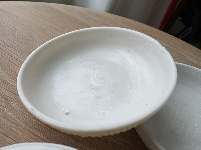 古玩陶瓷明代晚期德化窯白釉模印粉盒真品鑒賞圖