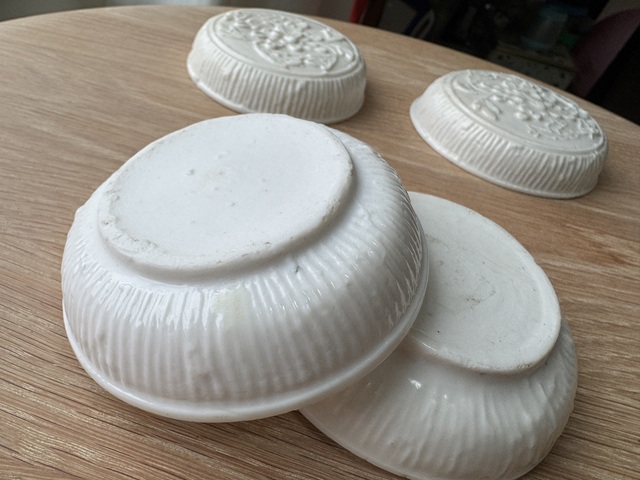 古玩陶瓷明代晚期德化窯白釉模印粉盒真品鑒賞圖