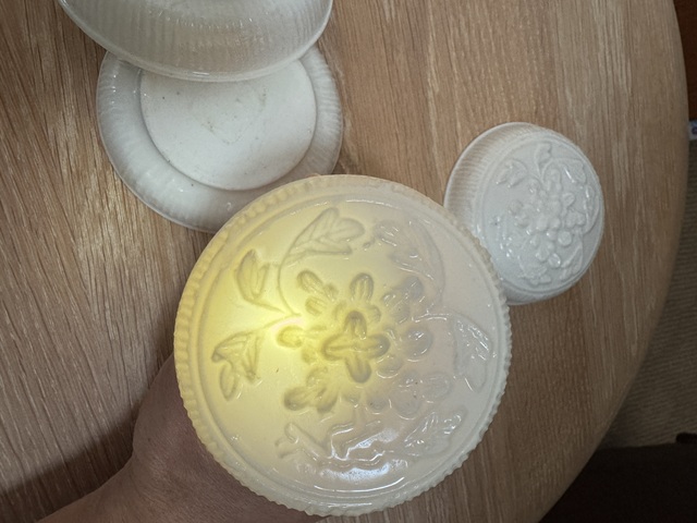 古玩陶瓷明代晚期德化窯白釉模印粉盒真品鑒賞圖