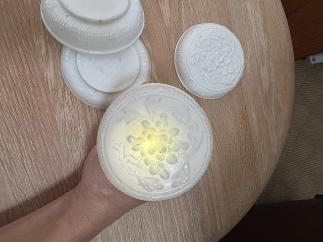 古玩陶瓷明代晚期德化窯白釉模印粉盒真品鑒賞圖