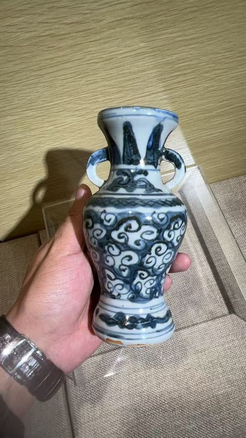 古玩陶瓷青花云紋盤口瓶真品鑒賞圖