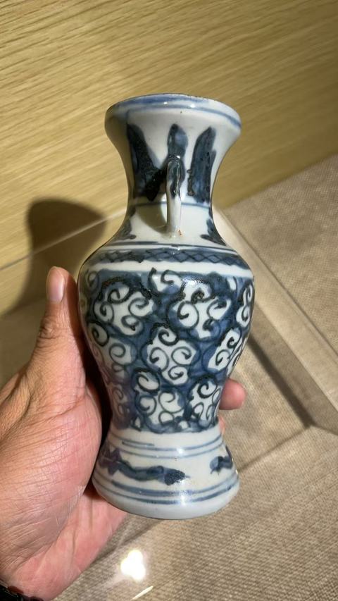 古玩陶瓷青花云紋盤口瓶真品鑒賞圖